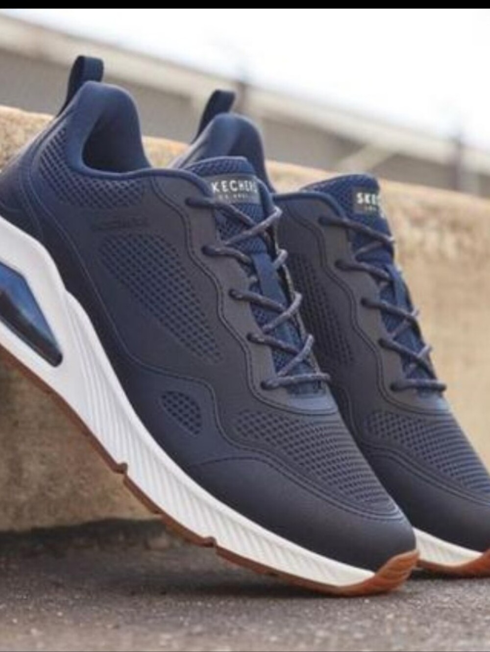Step into all-day comfort with these stylish navy blue Skechers sneakers. 6.5